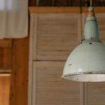 Een stijlvolle rustieke hanglamp die warmte en karakter toevoegt aan een woonkamer.