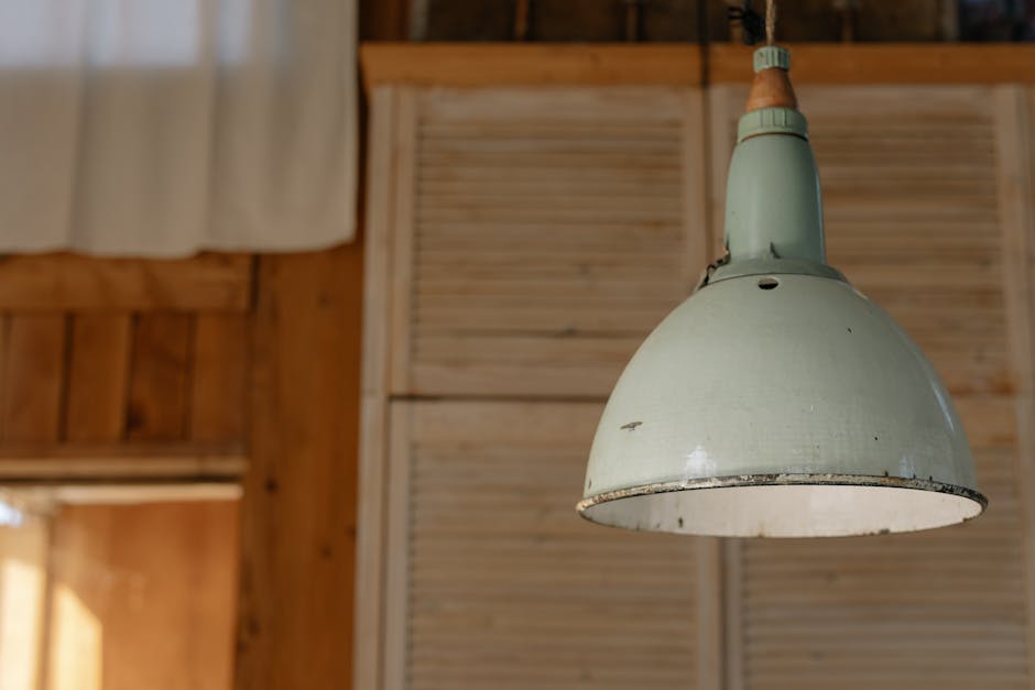 Een stijlvolle rustieke hanglamp die warmte en karakter toevoegt aan een woonkamer.